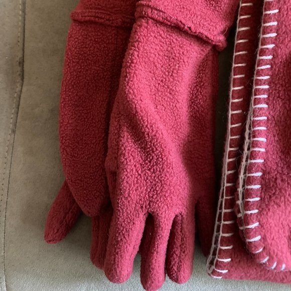 Disney High School Musical red hat, scarf, and gloves - Picture 4 of 6